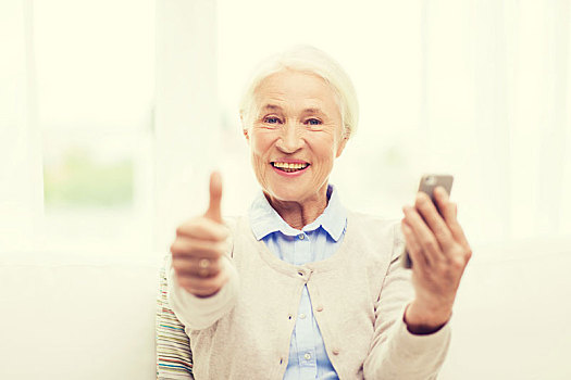 老年,女人,智能手机,展示,竖大拇指
