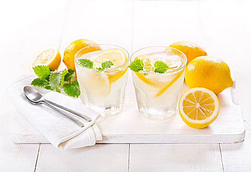 玻璃杯,柠檬水,新鲜水果,木桌子