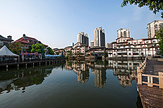 江苏无锡南禅寺院商业街古运河边的民居