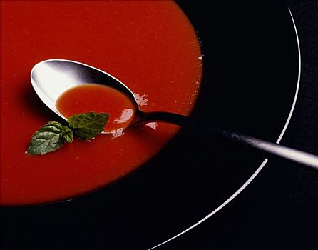 奶油西红柿汤,罗勒