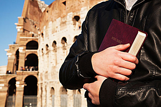 男青年,站立,拿着,圣经,角斗场,背景,罗马,意大利