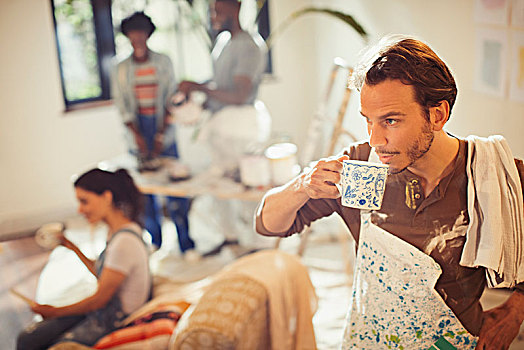 男人,喝咖啡,描绘,客厅
