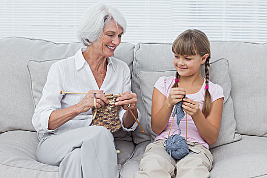 孙女,学习,编织,祖母,坐,沙发