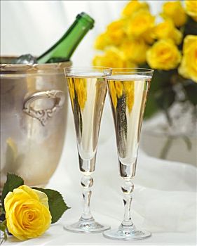 两个,玻璃杯,香槟,香槟酒桶,瓶子,玫瑰