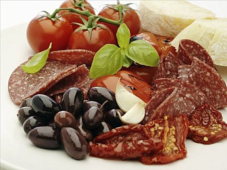 意大利,前菜,意大利腊肠,橄榄,西红柿