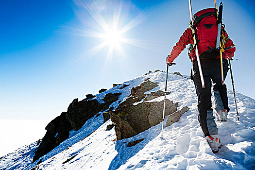 登山,走,向上,陡峭,雪,山脊,滑雪,背包,背景,生动,天空,光泽,鲜明,太阳,概念,探险,成绩,勇敢,坚决,危险,活动,极限运动,冬天