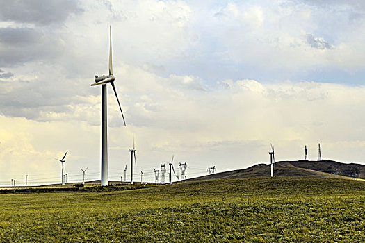 草原上用来发电的风车