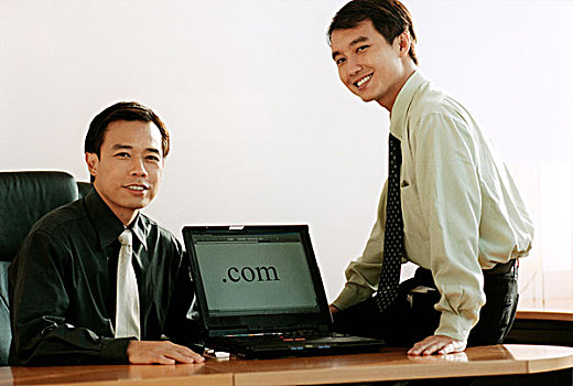 两个,男管理人员,笔记本电脑