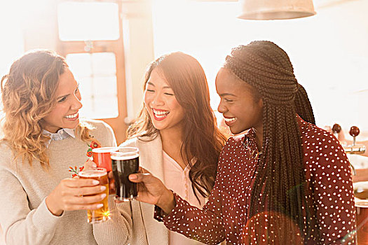女人,朋友,祝酒,啤酒杯,酒吧