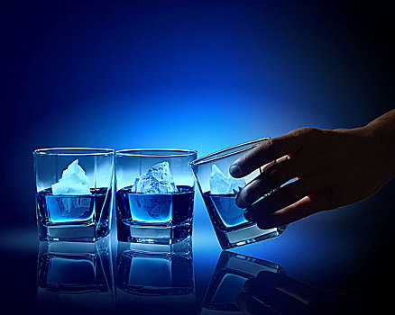 三个,玻璃杯,蓝色,液体,冰山
