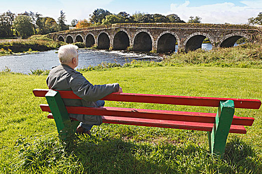退休,男人,公用,长椅,看,桥,上方,科克郡,爱尔兰