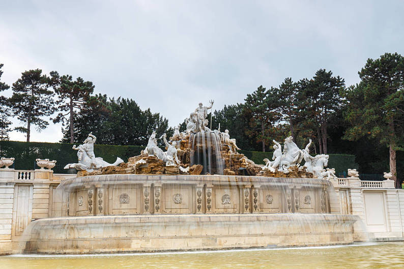 美泉宫喷泉图片