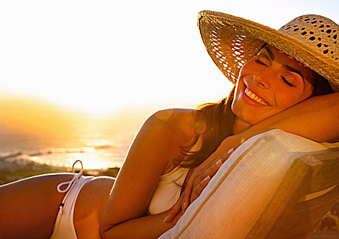 微笑,女人,戴着,草帽,躺着,沙滩椅
