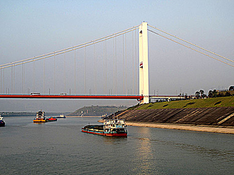 刚从长江三峡大坝船闸驶出的货船