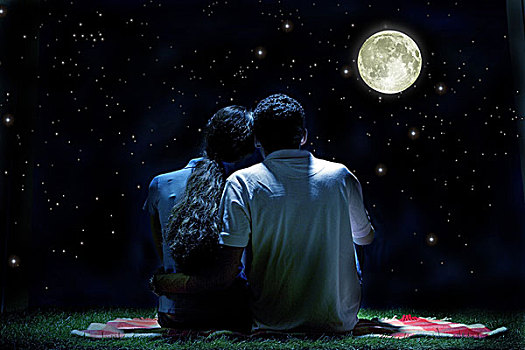 草地,情侣,毯子,坐,注视,天空,满月,享受,后面,夜晚,序列,20-30岁,关系,相爱,放松,复原,轻松,星,夜空,月亮,看,白日梦,梦幻