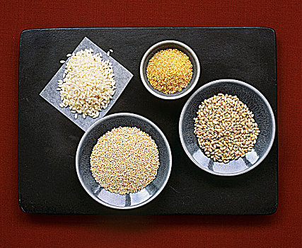 珍珠麦,昆诺阿藜,意大利调味饭用米,碎小麦,盘子