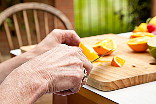 老年,女人,切片,橘子,花园桌