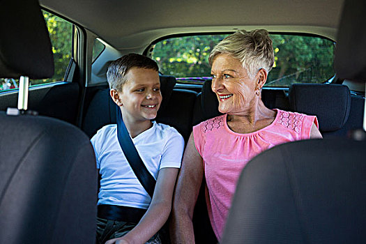 多口之家,祖母,孙子,奶奶,关系,汽车,座椅,安全带,现代,高兴,坐,后座