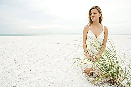 女人,跪着,海滩,沙丘草,看别处,全身