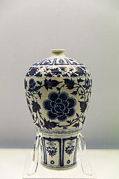 上海博物馆藏元代景德镇窑青花缠枝牡丹纹瓶