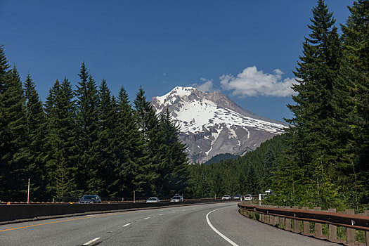 通往雪山的公路