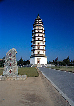 河北省保定地区定州市内的开元寺塔,又名料敌塔,当地人称定州塔
