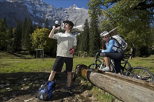 山地车,骑手,休息,喝,自行车,瓶子,树林,地区,提洛尔,奥地利,欧洲