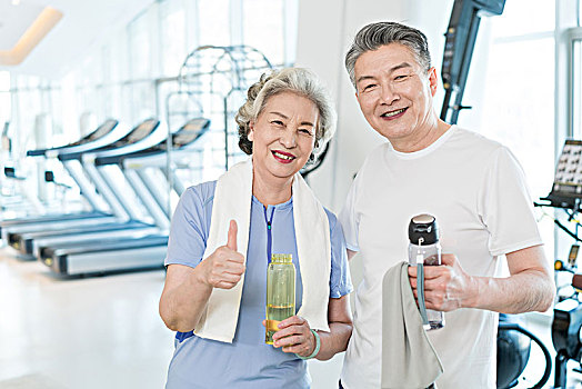 老年夫妻在健身房健身