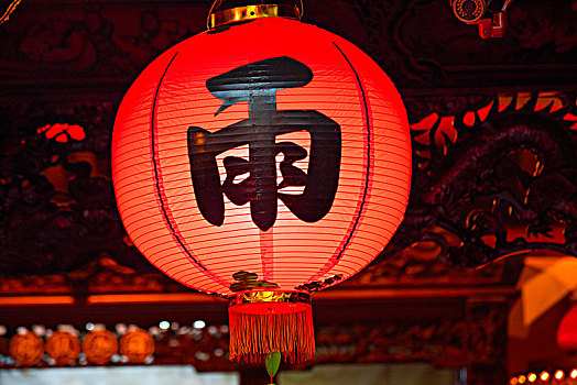 中国廟宇,传统的装饰,红色的东方灯笼