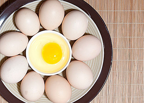 一圈鸡蛋围着一个打开的蛋黄