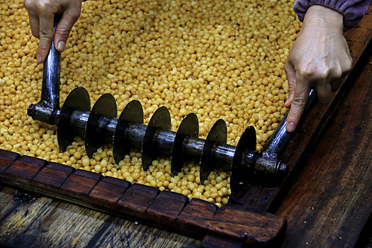中国传统小吃松花糖制作