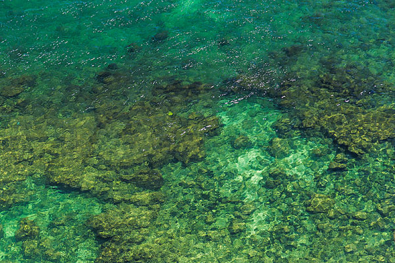 碧绿色的海水葡萄牙南部阿尔加维海岸