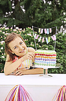 女孩,花园,靠近,生日蛋糕,装饰,彩色,巧克力豆