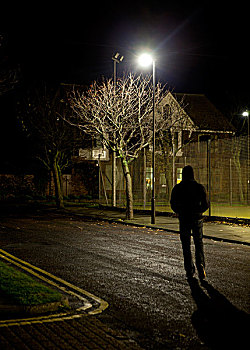男人,帽衫,走,暗色,街道,夜晚,路灯,运动,地点,新堡,英国