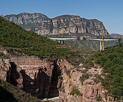 施工中的太行大峡谷跨谷铁路桥