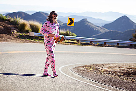 男人,穿,粉色,走,道路,泰迪熊,峡谷,加利福尼亚,美国