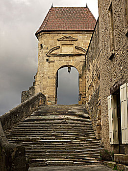 石楼梯,导致,拱门,随着,灰色的,多云的天空,中世纪,石,建筑,在,小村庄,法国