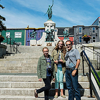 父亲,两个,女儿,姿势,正面,雕塑,彩色,建筑,纽芬兰,加拿大