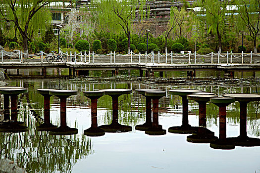 中國古典園林湖泊中蘑菇型的圓橋和石板橋