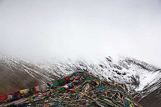 那拉根山口经幡