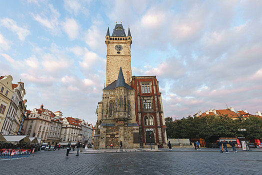 清晨的布拉格广场和布拉格天文钟塔楼