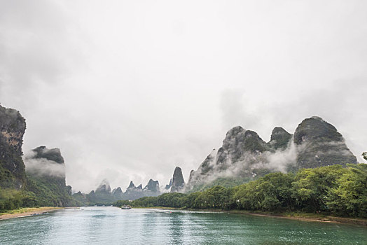 烟雨中的中国桂林漓江山水风光