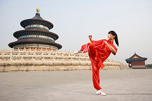 中国武术--一名女武术运动员在天坛祈年殿前练武术