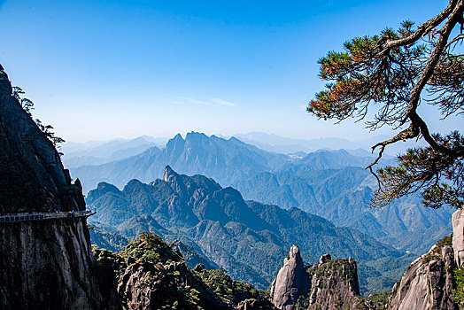 江西上饶三清山西海岸峡谷间的悬空栈道