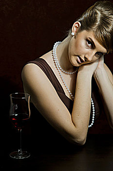 女青年,戴着,珍珠项链,珍珠耳环,旁侧,红酒,葡萄酒杯