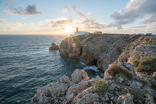 葡萄牙阿尔加维海岸线,葡萄牙南部最西端圣维森特角灯塔与黄昏落日风景