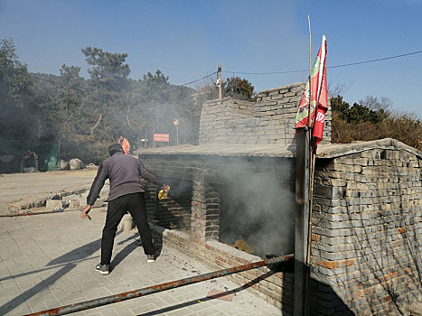 山东省日照市,当地人传统习俗,年三十成群结队上坟祭祖