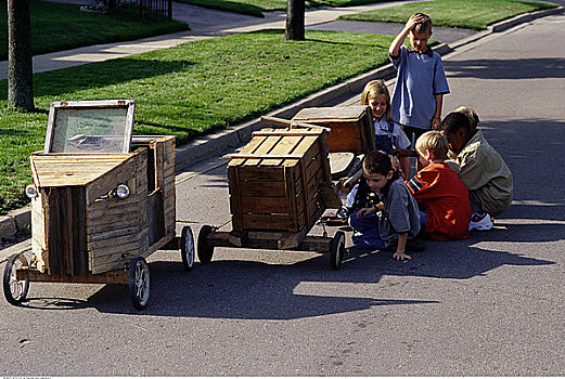 一群孩子,建筑,肥皂盒车