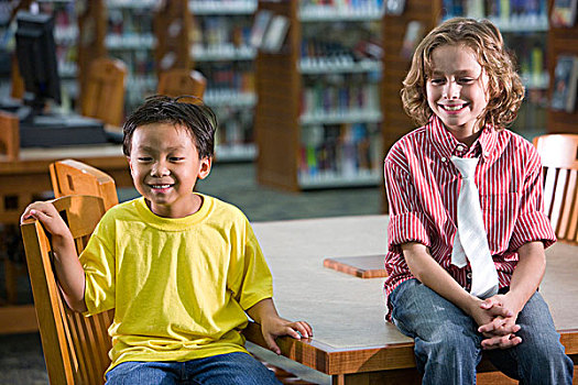 亚洲人,白人,小学,男孩,坐,图书馆