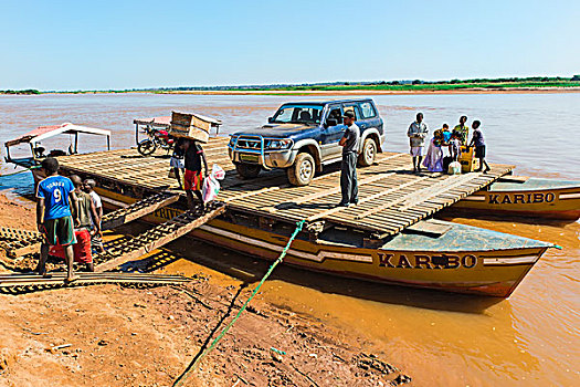 四轮驱动,汽车,渡轮,靠近,穆龙达瓦,省,马达加斯加,非洲